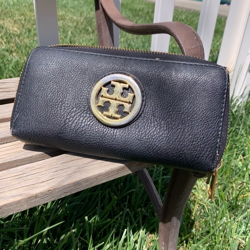 Fashion zip around wallet